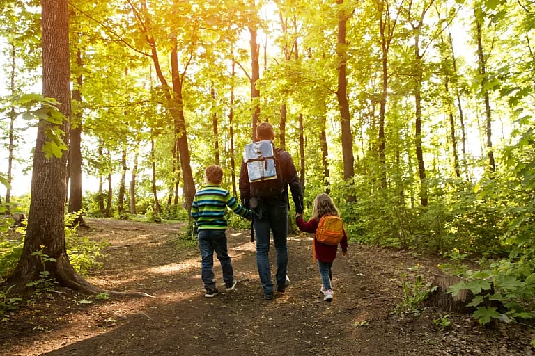dad-walking-kids-on-trail